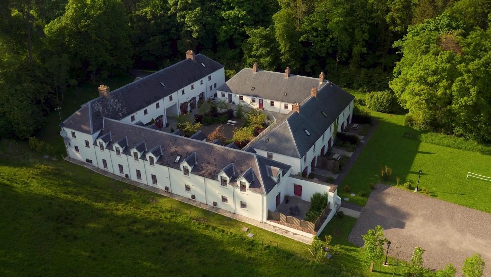 글라스로우 Old Stable Mews Castle Leslie 빌라 외부 사진